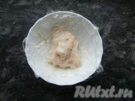 Рисовому тесту дать немного остыть, прикрыв его встык плёнкой.