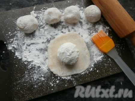 Достать из морозилки подмороженные заготовки с клубничной начинкой. В центр рисовой лепёшки выложить творожный шарик с клубникой, сняв аккуратно плёнку.