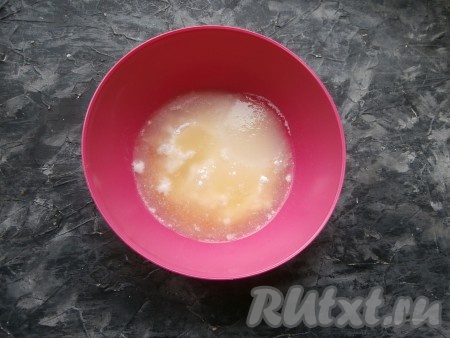 К муке и сахару влить любой сок.