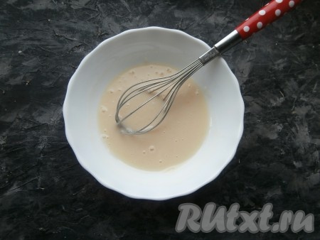 Её нужно тщательно перемешать венчиком до однородного состояния.