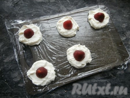 Клубнику предварительно промыть, удалить плодоножку и обсушить. В середину творожных лепёшек поместить по 1 целой клубнике, конусом кверху.