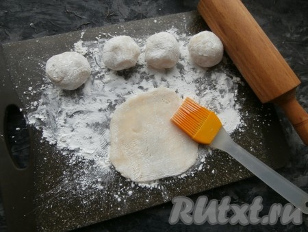 Тесто разделить на 5 частей. Каждую часть рисового теста немного раскатать (или расплющить руками) в достаточно тонкую лепёшку. Лишний крахмал с лепёшки удалить кисточкой.