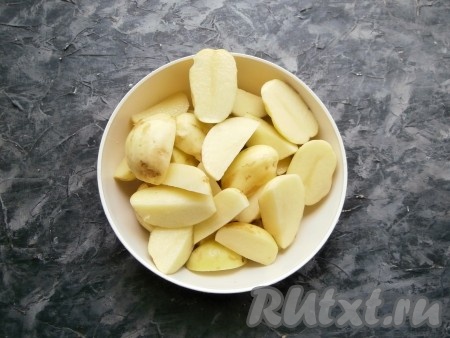 Молодой картофель поскоблить ножом, удаляя кожицу, затем помыть, крупные картошины разрезать на 2-4 части.
