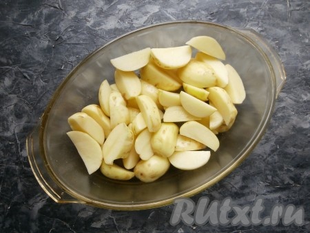 Картофель выложить в подходящую форму для запекания, полить растительным маслом.