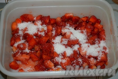 Пока желатин остывает, нарежем вторую часть клубники на кубики и присыпем 1-2 столовыми ложками сахара.