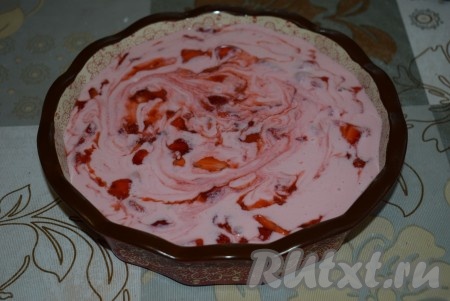 Сверху заливаем оставшуюся творожно-клубничную массу и выкладываем вторую половину клубники с сахаром.