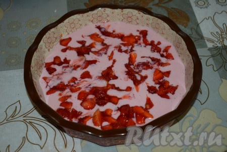 Далее выкладываем половину нарезанной клубники, смешанной с сахаром.