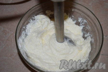 Далее погружным блендером взбиваем творог с сахаром, сметаной и творожным сыром до получения однородной кремообразной массы.