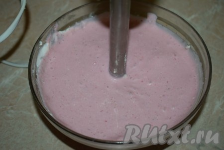 Вот такая нежно-розовая и ароматная творожно-клубничная масса должна у нас получиться.