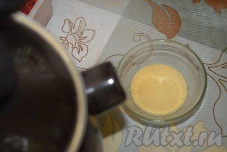 Быстрорастворимый желатин насыпаем в мисочку и заливаем очень горячей водой (не кипятком).