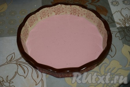 Берём форму (диаметр моей формы 22 см) и наливаем половину творожно-клубничной массы.