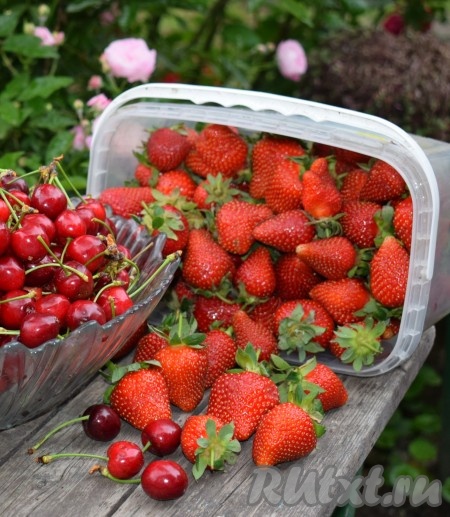 Для начала переберём клубнику, удалим все порченые ягоды и промоем под холодной проточной водой.