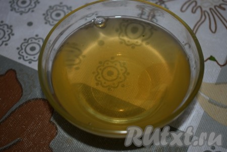 Хорошо размешиваем желатиновую массу ложкой до полного растворения кристалликов желатина. Даём желатиновой массе остыть до комнатной температуры.