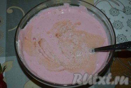 Далее вливаем остывший желатин в творожно-клубничную массу и перемешиваем до однородности.