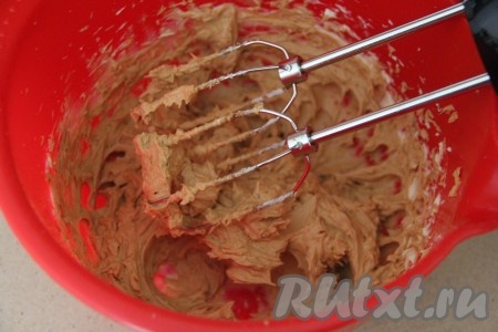 К взбитому маслу выложить варёную сгущёнку, взбить миксером до полного соединения.