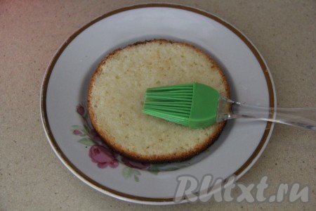 Пропитать коржи любым сиропом. Я развела ванильный сироп водой и пропитала коржи с помощью кисти.