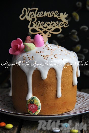 Украсить вкусный, нежный торт "Кулич" (я украсила кондитерской посыпкой, цветными камушками и и топпером). Такая выпечка прекрасно подойдёт к Светлому празднику Пасхи.