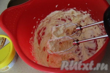 Для приготовления крема взбить миксером мягкое сливочное масло в течение 3 минут.