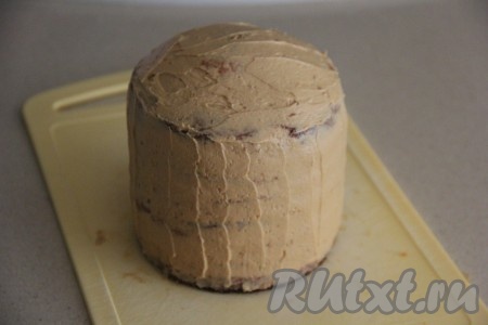 Верх и бока торта покрыть кремом и выровнять. Поставить торт-кулич в холодильник на ночь.