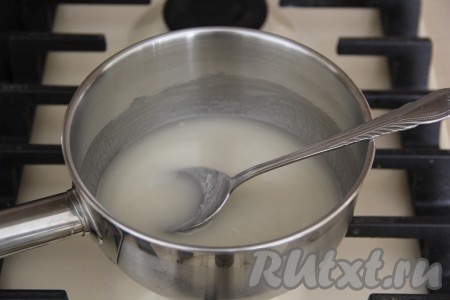 Соединить 15 мл холодной воды и желатин, перемешать и отставить в сторону на 10-15 минут (желатин должен набухнуть). В сотейник всыпать сахарную пудру, влить 15 мл воды, перемешать, поставить на огонь, дать сиропу закипеть, а затем варить, помешивая, на среднем огне 1-2 минуты.