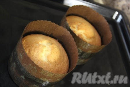 Поставить формы с бисквитным тестом в духовку, разогретую до 190 градусов, минут на 25-30 (готовность проверьте сухой зубочисткой - после прокалывания готовых бисквитных коржей зубочистка останется чистой).