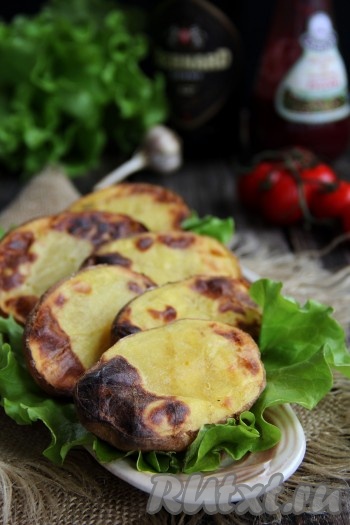 Картошку, приготовленную на сковороде гриль-газ, к столу подать в горячем виде, дополнив соусом. Вкус такой картошечки очень напоминает вкус картофеля, запечённого на мангале.