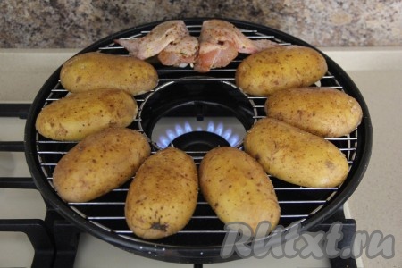 Выложить картошку на решётку сковороды гриль-газ срезом вниз. Я ещё положила два куриных крылышка. Включить газ.