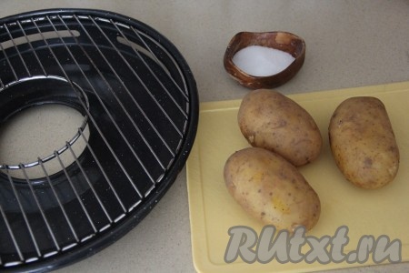 Картофель (я использовала молодой) хорошо вымыть и обсушить.