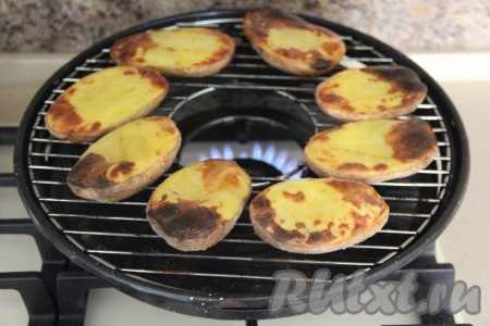 Вот такая подрумяненная картошечка получилась. Готовность проверить, проколов картофелину зубочисткой (если картошка готова, зубочистка легко проколет её). Время приготовления зависит от сорта картофеля.