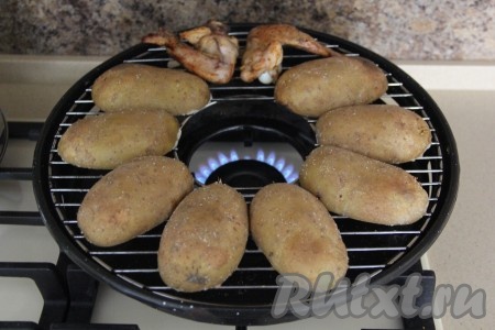 Затем открыть крышку, вот так выглядит картошка.