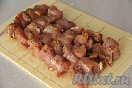 Замаринованные кусочки свинины нанизать на деревянные шпажки.
