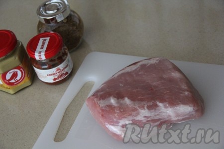 Вымыть и хорошо обсушить мякоть свинины. 