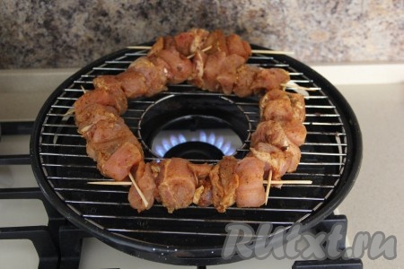 Выложить шпажки с мясом на решётку сковороды гриль-газ. Накрыть сковороду крышкой и готовить шашлык на газе 20 минут.