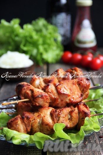 Вкусный, нежный, ароматный шашлык, приготовленный на сковороде гриль-газ, подать к столу с гарниром или свежими овощами.