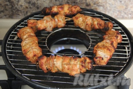 Затем открыть крышку и перевернуть шпажки с мясом. Готовить под крышкой ещё 20 минут. 
