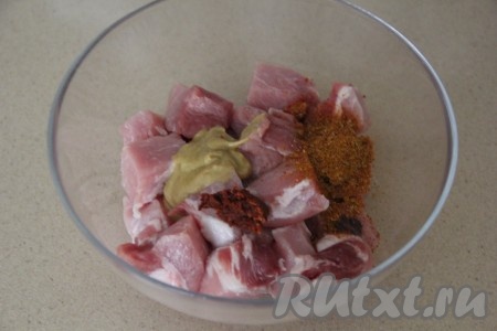 К кусочкам свинины добавить соль и специи (я добавила горчицу, аджику и специи для свинины), перемешать и оставить промариноваться на 1 час при комнатной температуре. Можно замариновать и в любом другом маринаде по вашему вкусу.