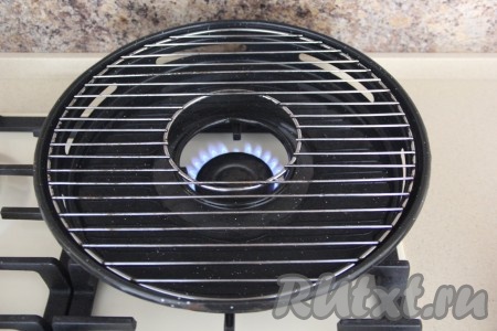 Сковороду гриль-газ поставить на газовую плиту, круглым отверстие по середине, чтобы газ был ровно по краю круга. Влить в сковороду 200 мл воды и установить решётку.