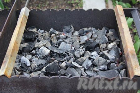 Подготовить угли, они должны быть раскалёнными, но прямого огня быть не должно.