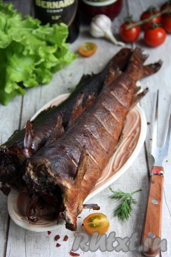 Готовую треску горячего копчения достать из коптильни и подать к столу. Рецепт копчения достаточно прост, а рыбка получается ароматной, аппетитной, она вкусна и в горячем, и в холодном виде.