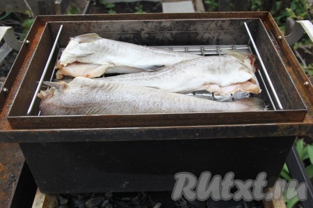 Треску выложить на решётку. Решётку с треской поставить в коптильню.