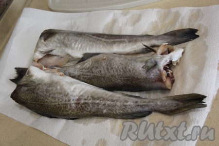 Треску разморозить при комнатной температуре (или использовать охлаждённую рыбу). Рыбку промыть под проточной водой. Если треска не потрошёная, то удалить голову и внутренности. Обсушить треску на бумажном полотенце. Хорошо натереть рыбу солью со всех сторон, оставить на 1 час.