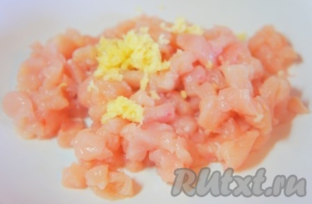 Куриную грудку нарезать на маленькие кубики, добавить чеснок, пропущенный через пресс.