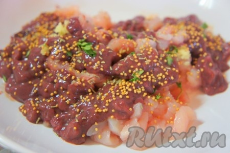 Добавить мелко нарезанную говяжью печень, горчицу в зернах, соль, черный молотый перец, тимьян.