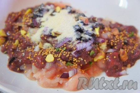 Положить сухой желатин. Перемешать.