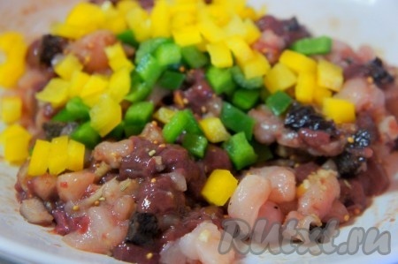 Болгарский перец нарезать мелким кубиком, добавить к основе для приготовления колбасы. Перемешать. Ёмкость для приготовления риса (идет комплектом практически к каждой пароварке) застелить пищевой пленкой, выложить нашу мясную массу, разровнять ложкой и герметично накрыть ещё одним слоем плёнки. Отправить будущую колбасу в пароварку на 40 минут.
