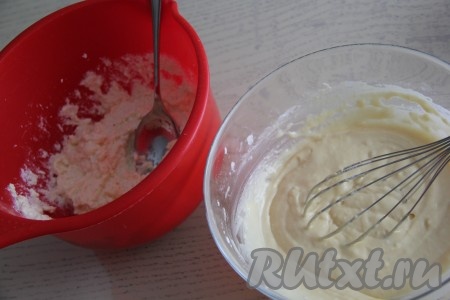 Перемешать тесто венчиком до однородного состояния. Тесто для ленивой ватрушки получится достаточно жидким (как на фото), оно будет напоминать тесто для оладий. Для приготовления начинки соединить творог, яйцо и сахар, перетереть творожную массу ложкой (или вилкой) до однородности.