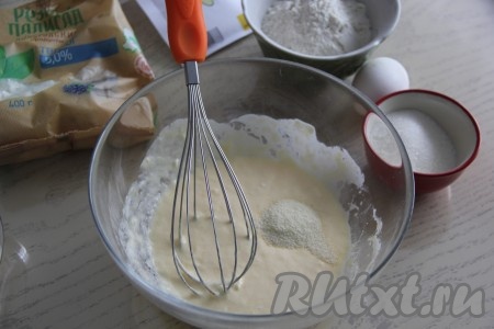 Затем всыпать манку и снова перемешать.