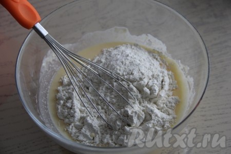 Всыпать муку.