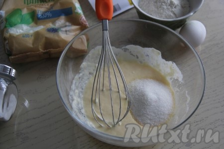 Добавить в получившуюся сметанную смесь сахар, ещё раз перемешать.