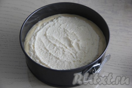 Затем аккуратно выложить творожную начинку, начиная с середины и оставляя края чистыми.